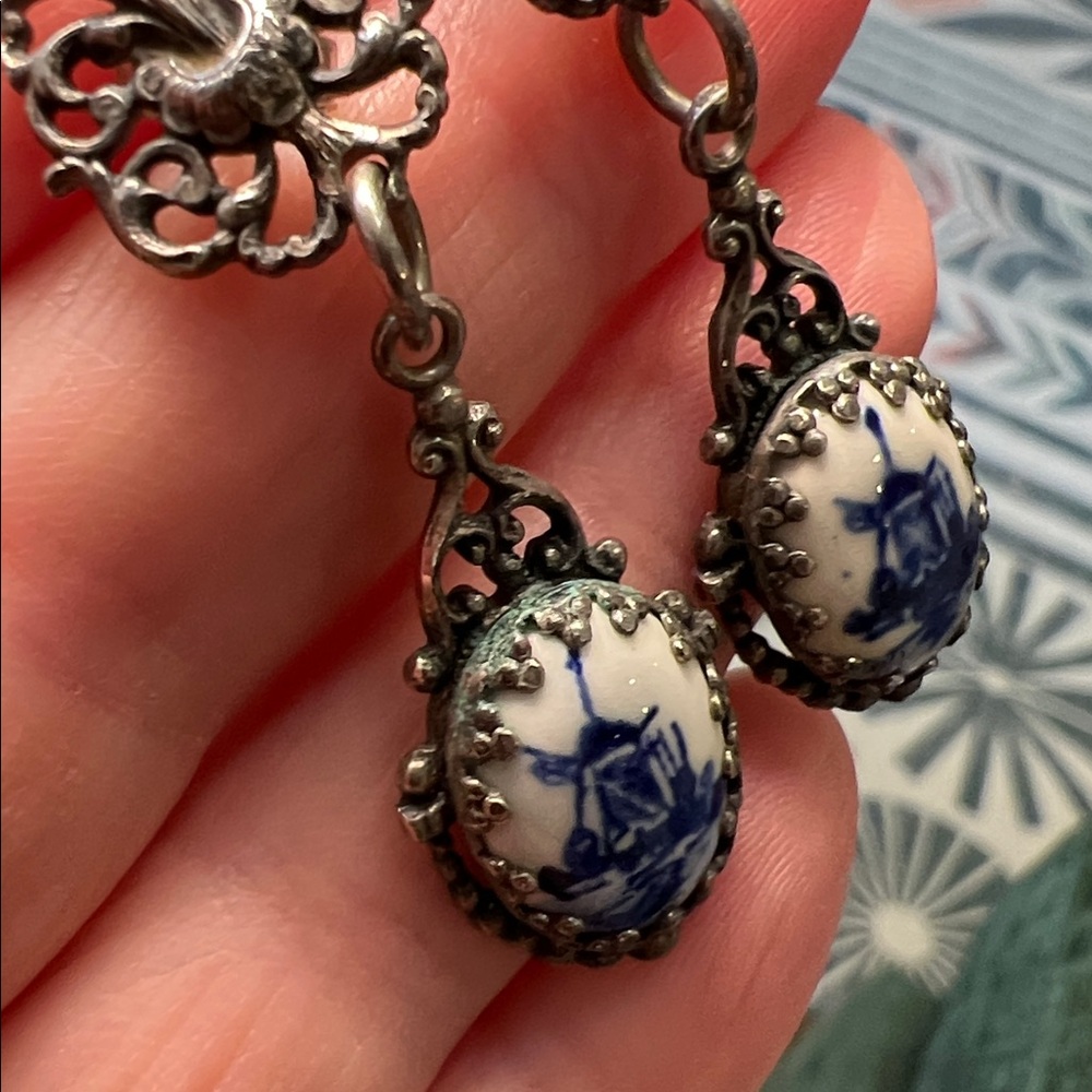 VTG Ornate Silver Plated Delft Blue White Porcelain Windmill Dangle Earrings - Picture 4 of 7